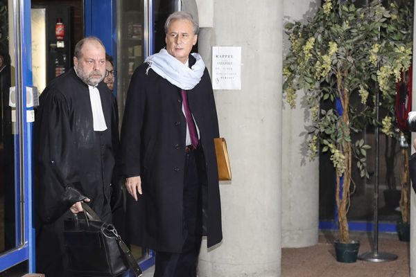 Georges Tron et son avocat Me Dupont-Moretti à la sortie de la salle d'audience, Tribunal de Grande Instance de Bobigny, le 12 décembre 2017.