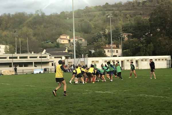 Les joueuse du XV de France se préparent à affronter l'Angleterre le 9 novembre à Clermont-Ferrand.