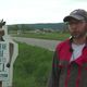 Cédric Droz-Bartholet a installé un panneau pour inciter les usagers de la route à ne pas jeter leur déchets le long des champs.