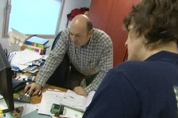 Philippe Leboucher dans son cabinet à Gavray. après 12 ans de service, il jette l'éponge.