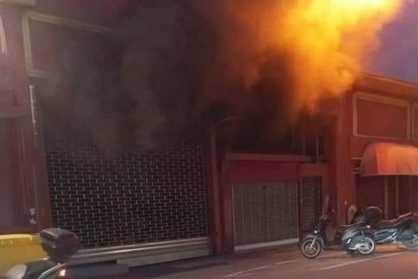 Un incendie s'est déclaré ce dimanche soir dans le marché couvert de Vintimille (Italie), sans faire de victime.