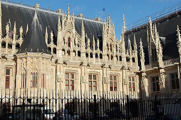 La cour du palais de justice de Rouen