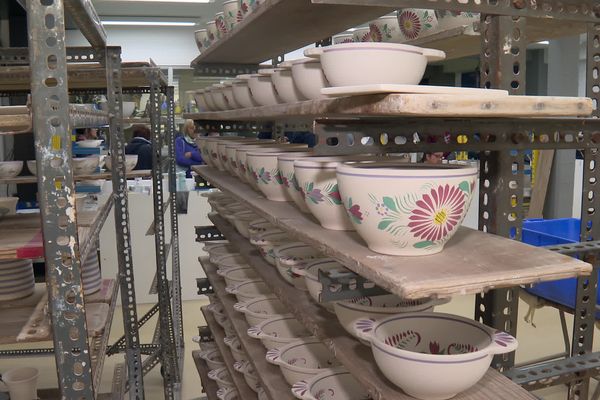 Dans les ateliers de la faïencerie Henriot à Quimper les célèbres bols font désormais partie du patrimoine breton.