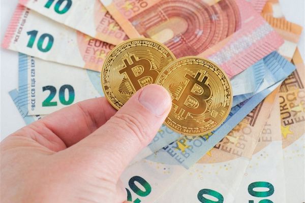 Des fraudeurs se faisant passer pour le Centre européen des consommateurs proposent de l'aide pour obtenir le remboursement d'investissements infructueux en bitcoins sur des produits financiers.