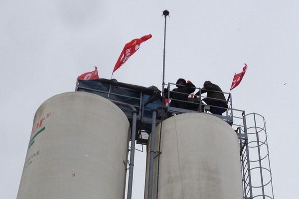 Les deux salariés sont montés sur le silo ce lundi matin. 