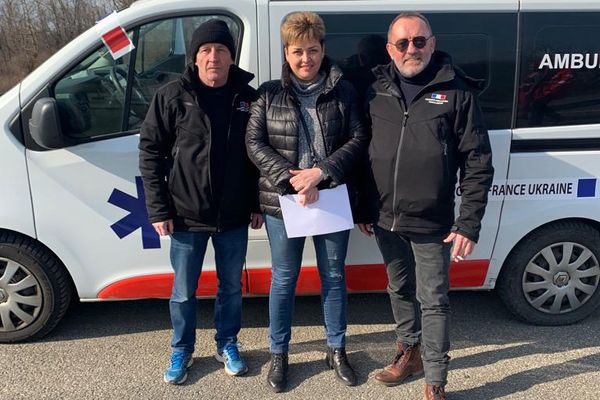 Michel Lecousin (à droite sur la photo) a parcouru plus de 3000 kms pour acheminer son ambulance et du matériel de soins à la frontière ukrainienne