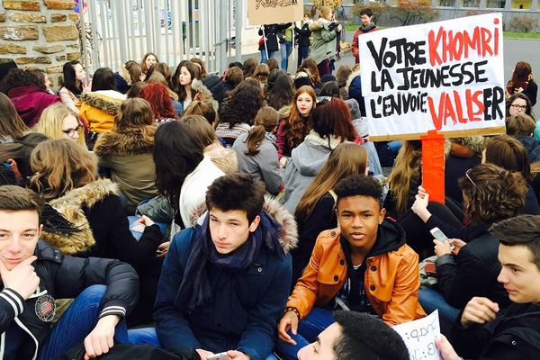 Sitting devant le lycée Foch à Rodez