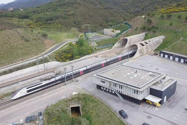 Le tunnel du Perthus s'étend sur 8 kilomètres, entre la France et l'Espagne.