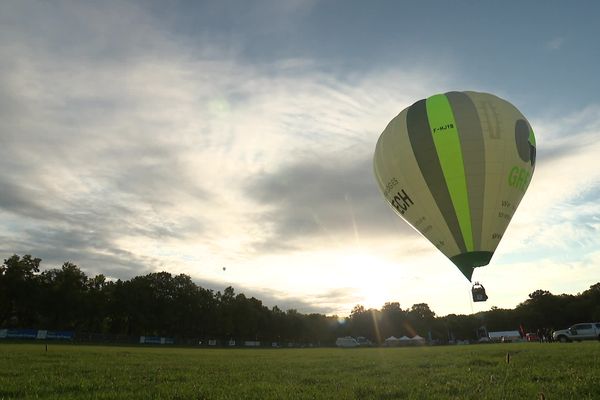 Une montgolfière s'envole depuis le parc de la Hotoie, en plein cœur d'Amiens.