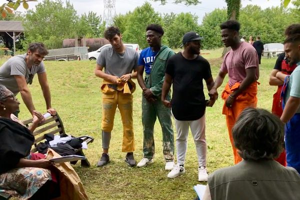 Les jeunes des quartiers prioritaires de Chartres, Dreux et Vernouillet donnent la réplique à Firmine Richard et Gil Alma, comédiens professionnels.