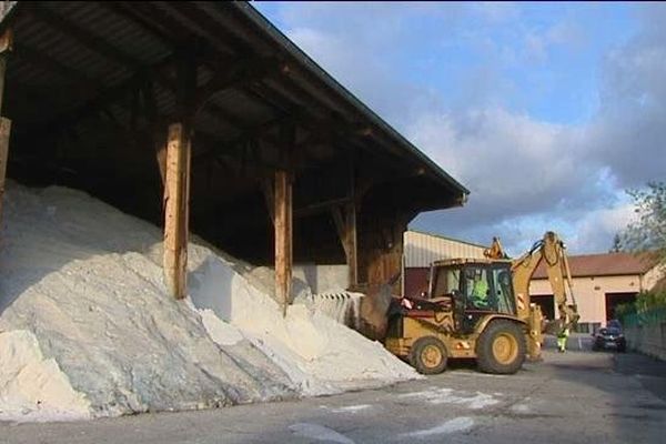 Au centre technique de Condrieu, les engins sont prêts à intervenir en cas de neige ...