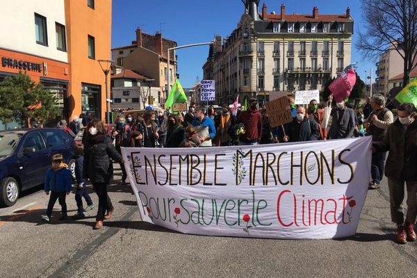 Samedi 27 mars, environ 150 personnes ont défilé dans les rues du Puy-en-Velay pour le climat.