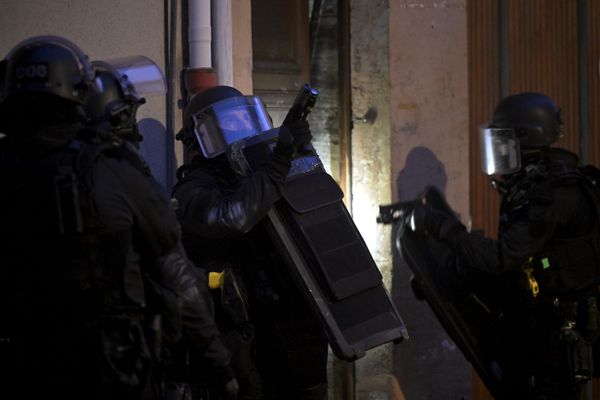 Les policiers du RAID sont intervenus dans la nuit, pour porter secours à la personne qui menaçait de se suicider.