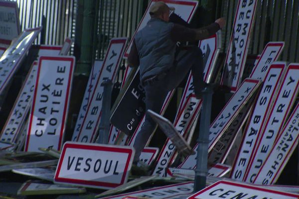 Les panneaux d'entrée de ville ou de village ont été démontés, accrochés aux grilles de la préfecture de la Haute-Saône avant d'être échangés dans la nuit.