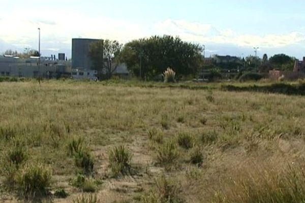 C'est au pied de ce silo, à Canet-en-Roussillon, que le corps de la mère a été retrouvé.