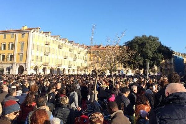 Environ 5.000 personnes sont sur la place Garibaldi ce dimanche.