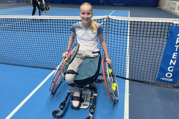 Cléo Ginterdaele, 12 ans, a perdu une jambe dans un accident il y a 9 ans. Depuis, elle s'est trouvé une passion pour le tennis fauteil et des ambitions olympiques.