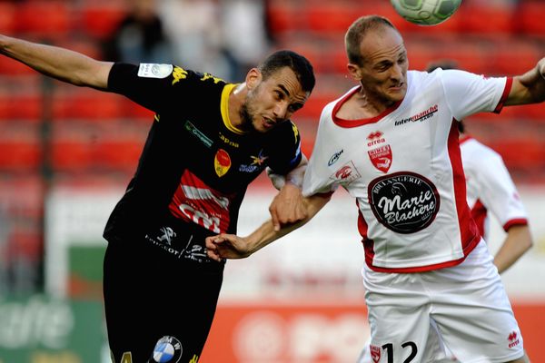 Samir Benmeziane et Romain Elie, lors du match US Orléans / Nîmes, le 8 mai 2015.