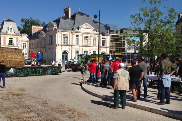 Environ 150 agriculteurs se sont rassemblés devant la préfecture de la Vienne, ce matin.