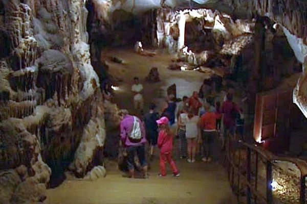 Des touristes visitent une grotte audoise - 2015.