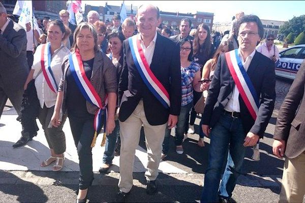 Le député Daniel Fasquelle et la maire de Calais Natacha Bouchart présents dans la manifestation calaisienne de défense à MyFerryLink