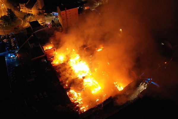 A Millau, les pompiers ont lutté une partie de la nuit pour éteindre l'incendie qui a ravagé cet entrepôt du magasin "BigMat". - 7 juin 2021.