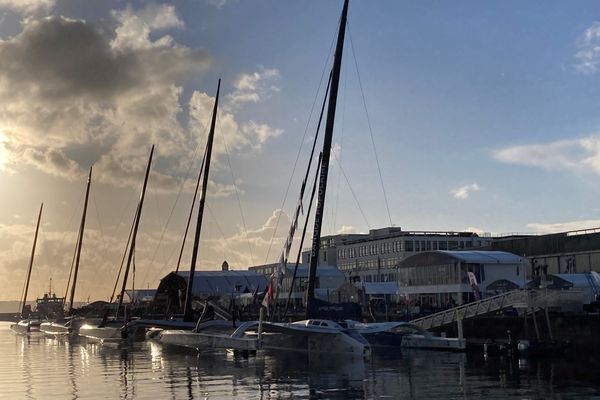 Les géants des mers à quai à Brest, prêts pour le départ de l'Arkea Ultime Challenge.