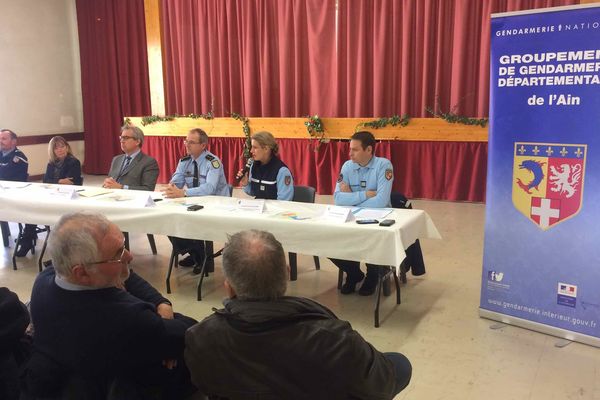 Elus et gendarmes se félicitent de l'expérimentation de la première brigade territoriale de contact dans l'Ain. L'expérience va se prolonger.