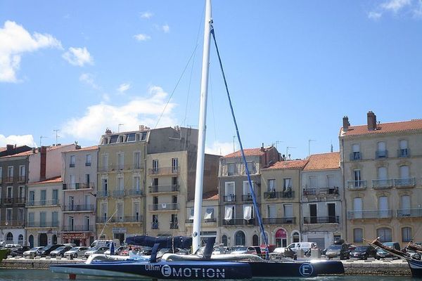 Le trimaran Ultim’Émotion mouillant à Sète en juillet 2015.