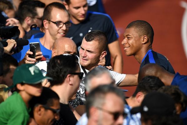 Kylian Mbappe entouré de fans le 28 août à Clairefontaine