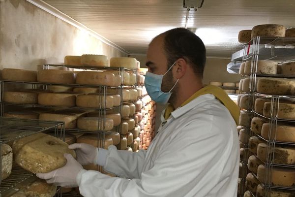 Louis Madec est en manque de débouchés pour la production locale de fromages.