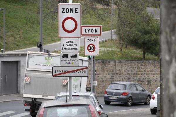 Depuis le 1ᵉʳ janvier 2024, l'accès à Lyon est interdit à davantage de véhicules, mais quelle est l'efficacité réelle de la ZFE ?