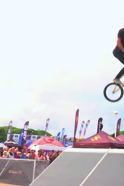 Figure en BMX lors du show freestyle au Roc d'Azur 2024.