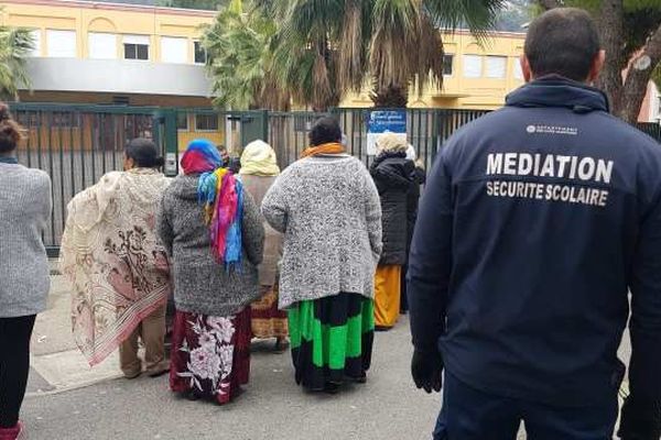 Réunis devant le portail du collège, parents et collégiens ont manifesté leurs inquiétudes sur des questions de sécurité. 