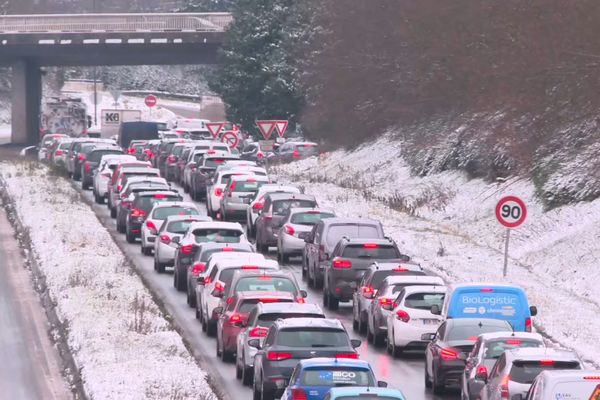 L'12 et l'A13 sont saturées dans les Yvelines. Il est déconseillé d'emprunter ces voies ce mardi.