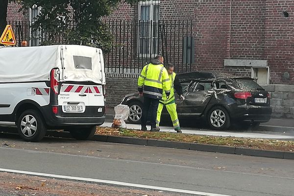 L'Audi accidentée ce samedi matin, façade de l'Esplanade, à Lille.