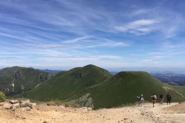 Dans la réserve naturelle, des chemins sont délimités pour protéger la montagne.