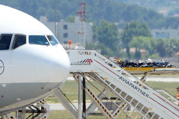 Les dépouilles des victimes espagnoles sur le tarmac de l'aéroport de Marseille-Marignane pour être rapatriées en Espagne.