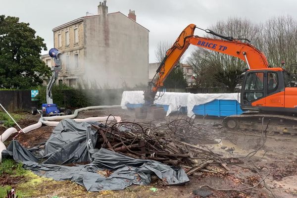 Le chantier de dépollution de l'ancien site d'Enedis en plein centre de La Rochelle a repris avec des mesures renforcées pour assurer la protection des riverains. Des brumisateurs ont été placés afin d'empêcher les émanations toxiques.