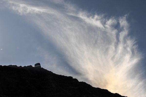 Ce lundi 21 août 2023, le risque de chutes de pierre est élevé sur la voie normale du Mont-Blanc, notamment sur le couloir du Goûter, "compte tenu des températures qui ne cessent de s’élever" selon la préfecture de la Haute-Savoie qui appelle à la prudence.