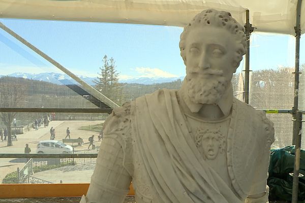 La statue de marbre blanc de Henri IV est installée à Pau place royale depuis 180 ans.