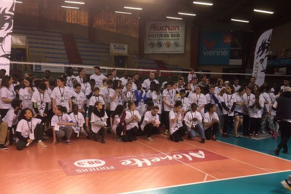 La photo souvenir cette journée d'initiation au volley-ball restera exposée pendant toute la saison prochaine dans la salle Lawson-Body.