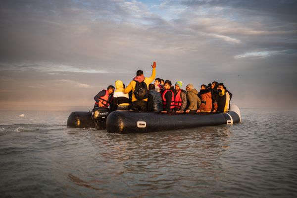 Un bateau, avec à son bord plusieurs dizaines de migrants, au départ des plages de Gravelines (Nord), en octobre 2022.