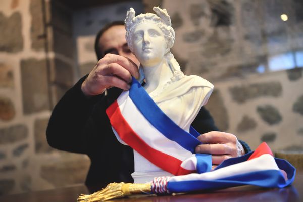 Les maires en colère contre la taille budgétaire et la rigueur imposée. Ils attendent un soutien de la part des députés lors des débats à l'assemblée la semaine prochaine.