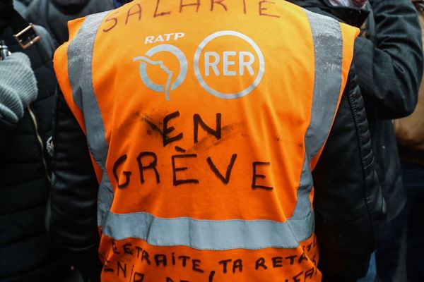 Un rassemblement de grévistes de la RATP devant le centre-bus de Vitry, le 13 janvier (illustration).