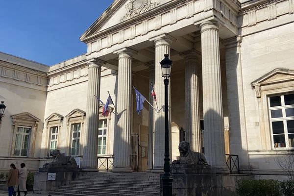 Trois personnes majeures ont été condamnées à un an et demi de prison par le tribunal judiciaire d'Orléans.