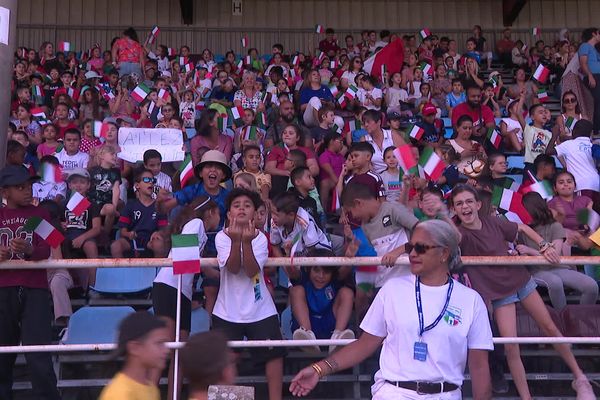 Des drapeaux ont été remis aux enfants venus assister à l'entraînement de l'équipe italienne de rrugby, le 12 septembre 2023 à Bourgoin-Jallieu.