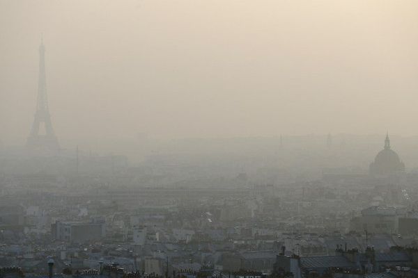 Paris sous un épais nuage de particules, le 18 mars 2015.