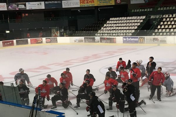 Les Boxeurs de Bordeaux s'échauffent sur la patinoire de Bordeaux 