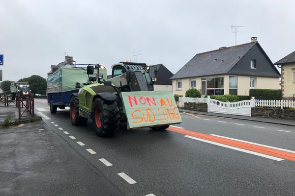 Les opposant au tracé sud long de la déviation de Beaucé-Fleurigné ont organisé une opération escargot en tracteurs et voitures